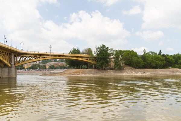 Festői kilátás nyílik a nemrégiben felújított margit híd-Budapest. — Stock Fotó