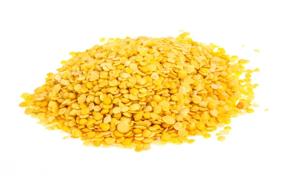 黄レンズ豆は白の背景に分離しました。マクロ撮影 — ストック写真