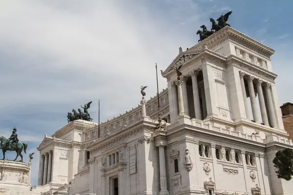 Monumento equestre a Victor Emmanuel II perto de Vittoriano durante o dia — Fotografia de Stock