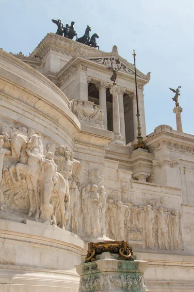 Monumento ecuestre a Víctor Manuel II cerca de Vittoriano durante el día — Foto de Stock