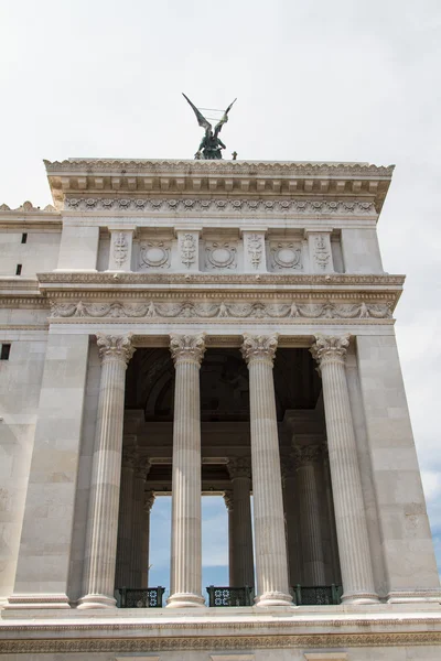 Victor Emmanuel II közelében Vittoriano lovas emlékmű nap — Stock Fotó