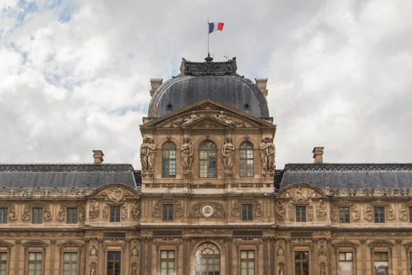 PARÍS - 7 DE JUNIO: Edificio del Louvre el 7 de junio de 2012 en el Museo del Louvre — Foto de Stock