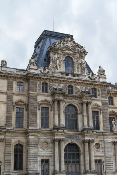 PARIS - JUNE 7: Louvre building on June 7, 2012 in Louvre Museum — Stock Photo, Image