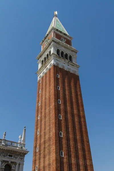 San Marcoplein campanile - campanile di san marco in het Italiaans, de klokkentoren van San Marco basiliek in Venetië, Italië. — Stockfoto