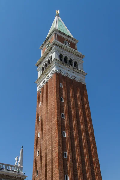 Campanile sv. Marka - campanile di san marco v italštině, zvonice baziliky svatého Marka v Benátkách, Itálie. — Stock fotografie