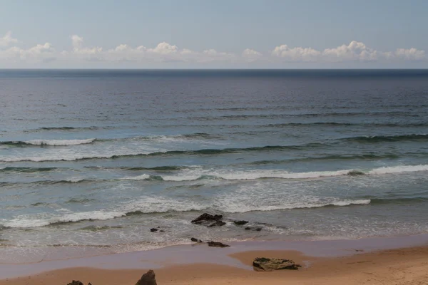 As ondas lutando sobre a costa rochosa deserta do oceano Atlântico , — Fotografia de Stock