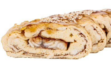 omlet maki sushi - içinde füme yılan balığı bir rulo yaptı. ile tepesinde