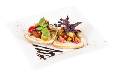 taze ekmek üzerinde sulu domates, pesto tepesi olarak