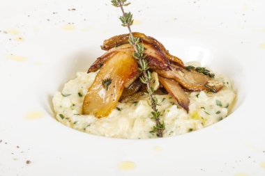 lezzetli risotto yemek otlar ve mantarlı whit üzerinde fotoğraf