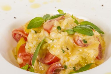 otlar ve domates beyaz b ile lezzetli risotto yemek fotoğrafı