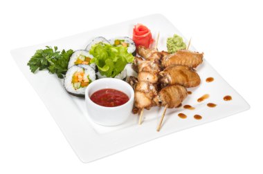 Buffalo wings suşi ile plaka üzerinde tavuk