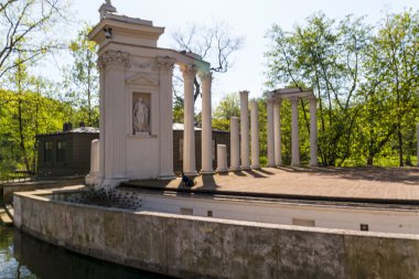 Łazienki parkı ile Roma Tiyatrosu ve wate sarayının ilham