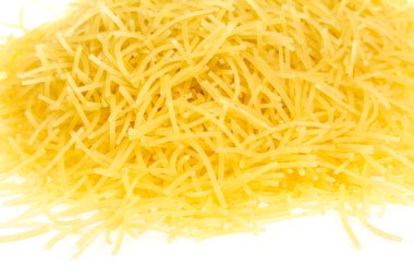 Beyaz zemin üzerinde izole İtalyan makarnası (makarna)