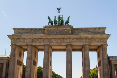 Brandenburger Tor (Brandenburg Kapısı) Antik ağ geçididir