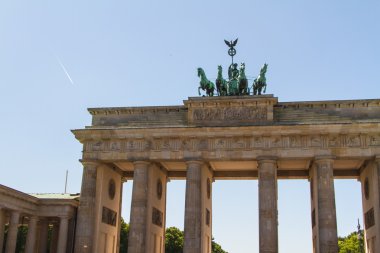 Brandenburger Tor (Brandenburg Kapısı) Antik ağ geçididir