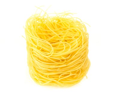 tagliatelle İtalyan makarna üzerine beyaz izole bir kısmı