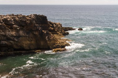 kavga dalgalar Atlantik Okyanusu kayalık sahilleri terk etti.,