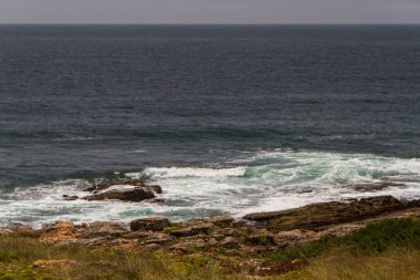 kavga dalgalar Atlantik Okyanusu kayalık sahilleri terk etti.,