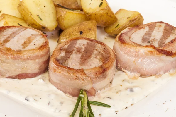 Grilovaný steak balený ve slanině, s grilovanou zeleninou, šťouchané — Stock fotografie