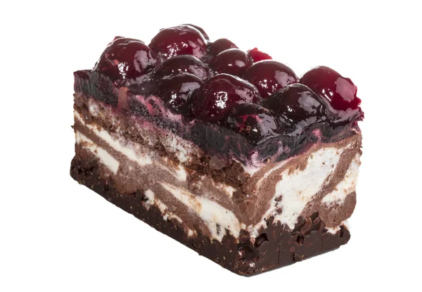 Шоколадный торт с вишней сверху на белом фоне — стоковое фото
