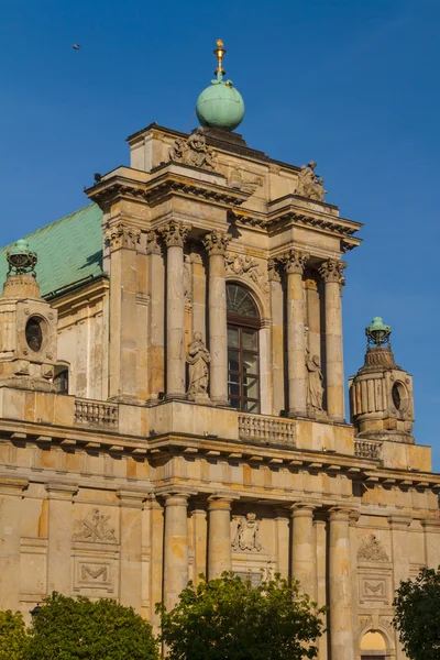 Varsovia, Polonia - Iglesia carmelita en el famoso Krakowskie Przedmies — Foto de Stock