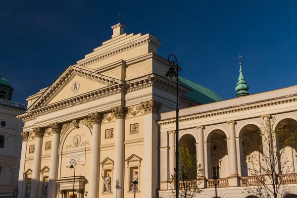 Varsovia, Polonia. Iglesia neoclásica de Santa Ana en el barrio antiguo —  Fotos de Stock