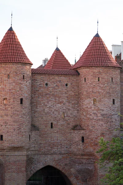 Bezienswaardigheden van Polen. de oude binnenstad van Warschau met renaissance barbican — Stockfoto