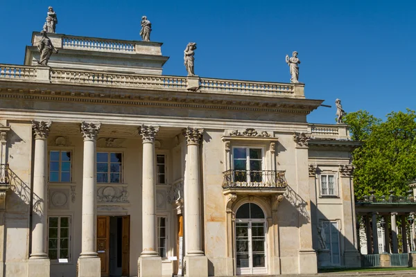 Lazienki palác v parku lazienki, Varšava. Lazienki krolewski — Stock fotografie