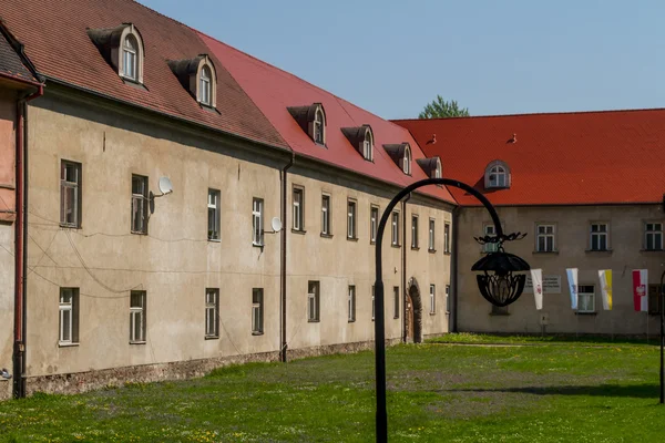 Hermosa fachada del casco antiguo en Cracovia, Polonia — Foto de Stock