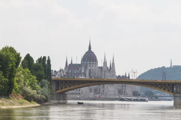 Vacker utsikt över bron nyligen förnyade margit i budapest. — Stockfoto