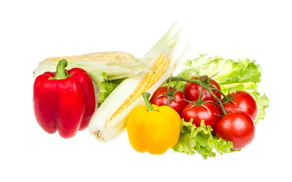 Peper, salade, rijpe gele maïs en tomaat — Stockfoto
