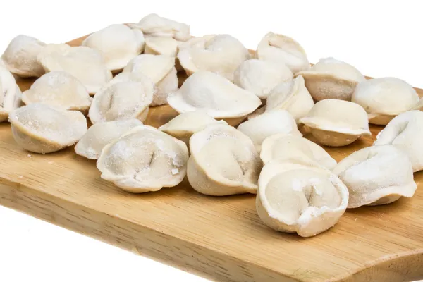 Algunos dumplings crudos en el tablero de madera — Foto de Stock