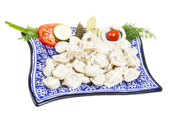 Чаша с традиционным русским блюдом - пельмени
