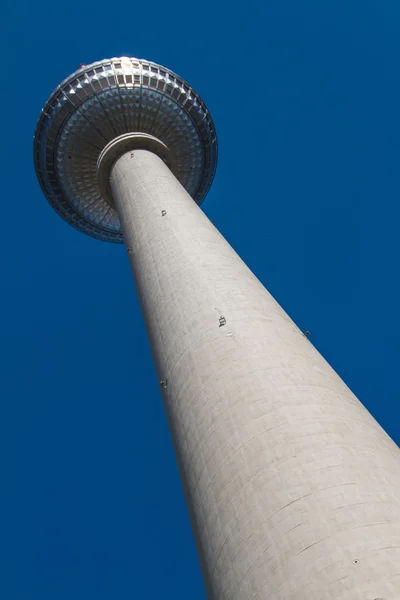 Televizní věž v berlin mitte — Stock fotografie