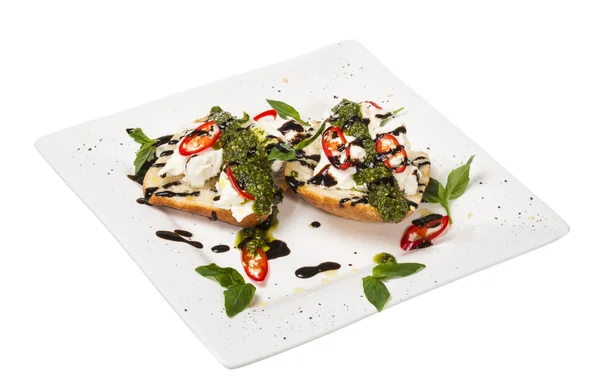 Färska toast smörgåsar med ost och basilic och pesto — Stockfoto