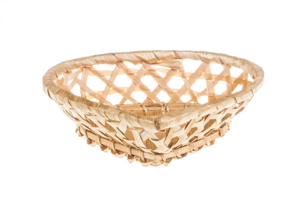 Wickerwork vazio amarelo breadbasket no fundo branco — Fotografia de Stock