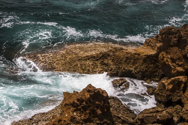 The waves fighting about deserted rocky coast of Atlantic ocean, — Stock Photo, Image