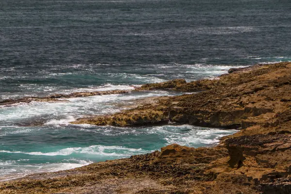 Le onde che combattono sulla costa rocciosa deserta dell'oceano Atlantico , — Foto Stock