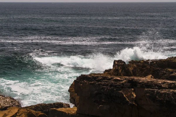 Le onde che combattono sulla costa rocciosa deserta dell'oceano Atlantico , — Foto Stock