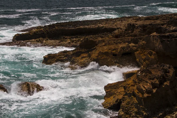 De golven vechten over verlaten rotsachtige kust van de Atlantische Oceaan, — Stockfoto