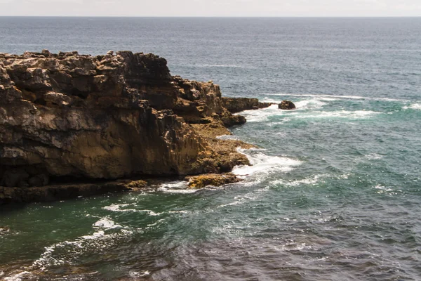 Las olas peleando por la desierta costa rocosa del océano Atlántico , — Foto de Stock