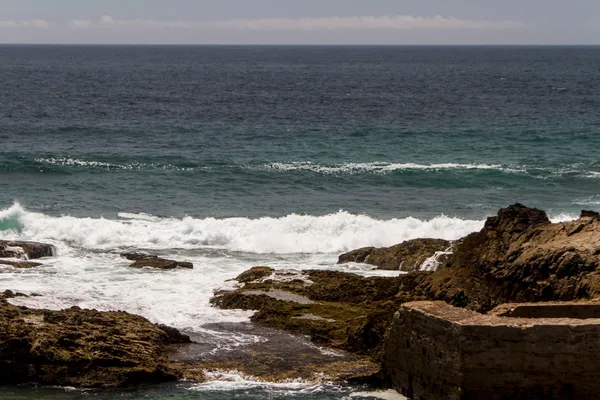 Kavga dalgalar Atlantik Okyanusu kayalık sahilleri terk etti., — Stok fotoğraf