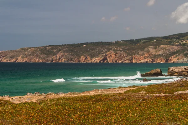 The waves fighting about deserted rocky coast of Atlantic ocean, — Stock Photo, Image