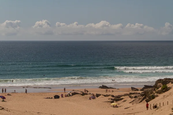 As ondas lutando sobre a costa rochosa deserta do oceano Atlântico , — Fotografia de Stock