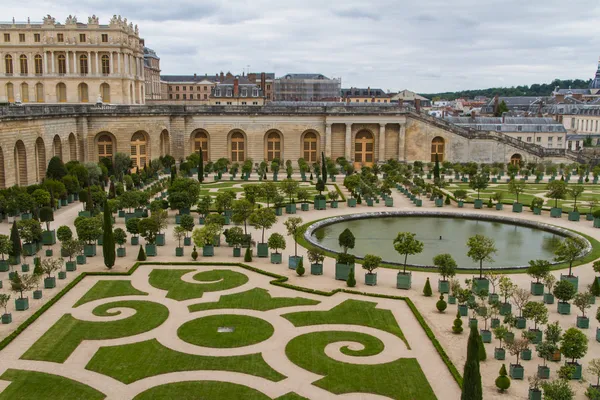 Famous palace Versailles near Paris, France with beautiful garde — Stock Photo, Image