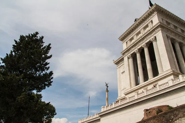 Monumento ecuestre a Víctor Manuel II cerca de Vittoriano durante el día —  Fotos de Stock