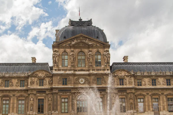 PARÍS - 7 DE JUNIO: Edificio del Louvre el 7 de junio de 2012 en el Museo del Louvre — Foto de Stock