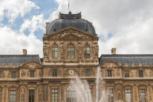 PARÍS - 7 DE JUNIO: Edificio del Louvre el 7 de junio de 2012 en el Museo del Louvre — Foto de Stock