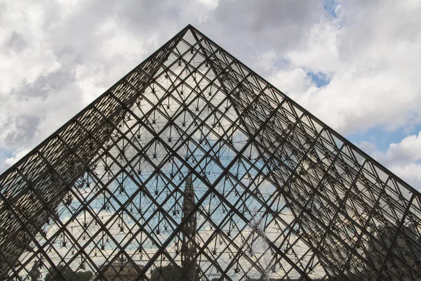 PARÍS - 7 DE JUNIO: Edificio del Louvre el 7 de junio de 2012 en el Museo del Louvre —  Fotos de Stock