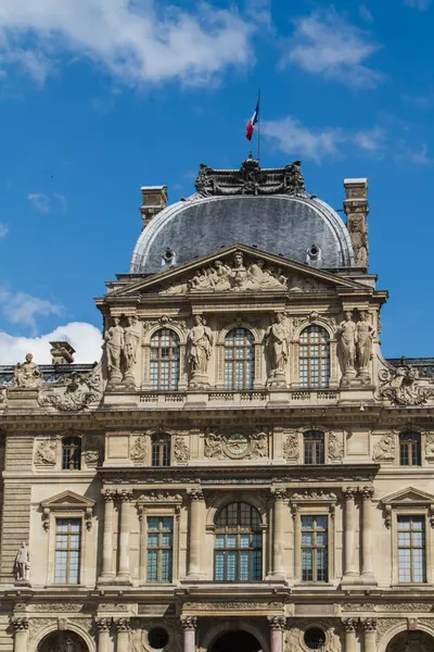 PARÍS - 7 DE JUNIO: Edificio del Louvre el 7 de junio de 2012 en el Museo del Louvre — Foto de Stock